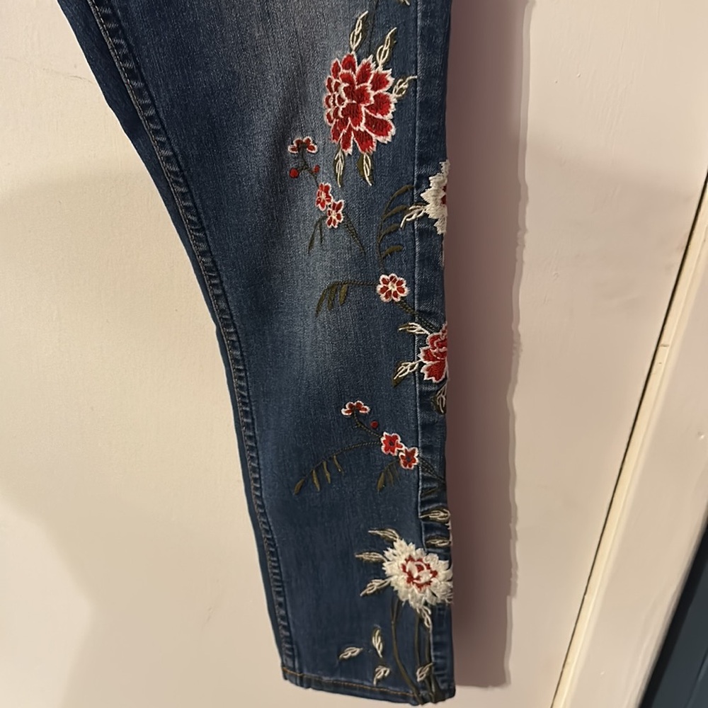 EUC Sandpiper jeans with flower embroidery details. Size 6. Light stretch - Picture 3 of 10